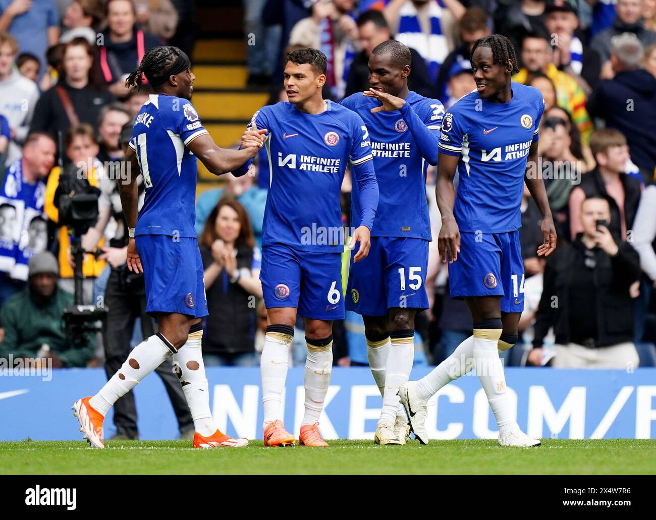 Noni Madueke de Chelsea (à gauche) est félicité par ses coéquipiers après qu'il ait fixé son quatrième but du match pour Nicolas Jackson (deuxième à droite) lors du match de premier League à Stamford Bridge, Londres. Date de la photo : dimanche 5 mai 2024. Banque D'Images