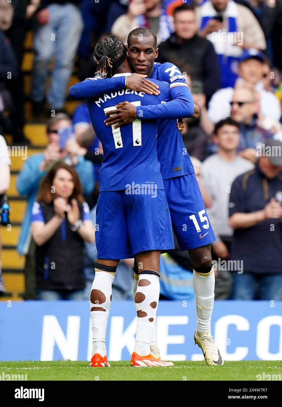 Noni Madueke de Chelsea (à gauche) félicite Nicolas Jackson après avoir marqué le quatrième but de son équipe lors du match de premier League à Stamford Bridge, Londres. Date de la photo : dimanche 5 mai 2024. Banque D'Images
