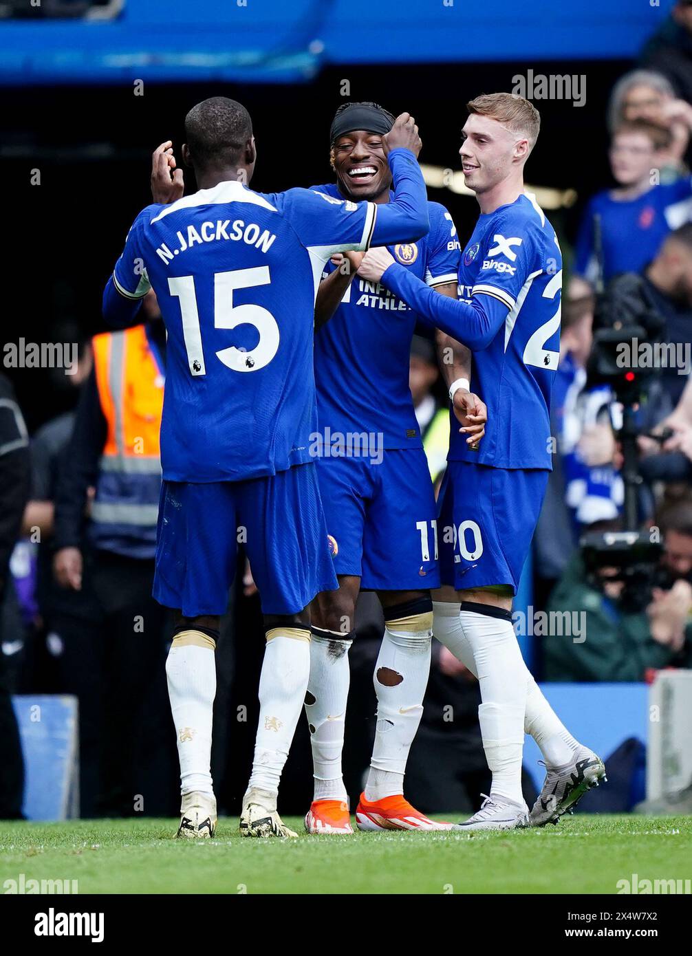 Noni Madueke de Chelsea (au centre) est félicité par Cole Palmer (à droite) après avoir fixé son quatrième but du match pour Nicolas Jackson (à gauche) lors du match de premier League à Stamford Bridge, Londres. Date de la photo : dimanche 5 mai 2024. Banque D'Images
