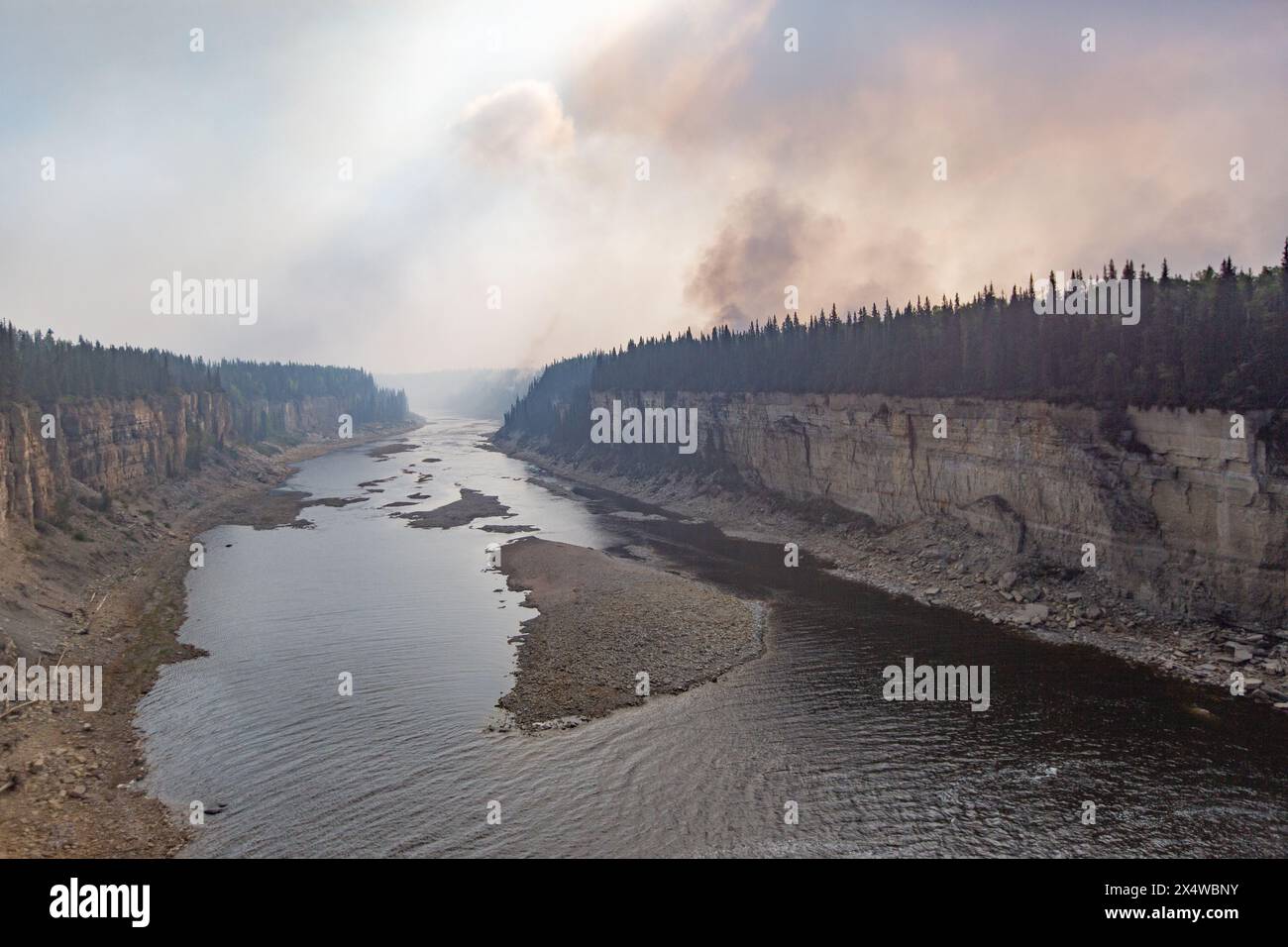 Vue de la rivière Hay montrant un bas niveau d'eau et un ciel rempli de fumée pendant l'évacuation par feu de forêt, Territoires du Nord-Ouest. Plus de 4 millions d'hectares brûlés. Banque D'Images