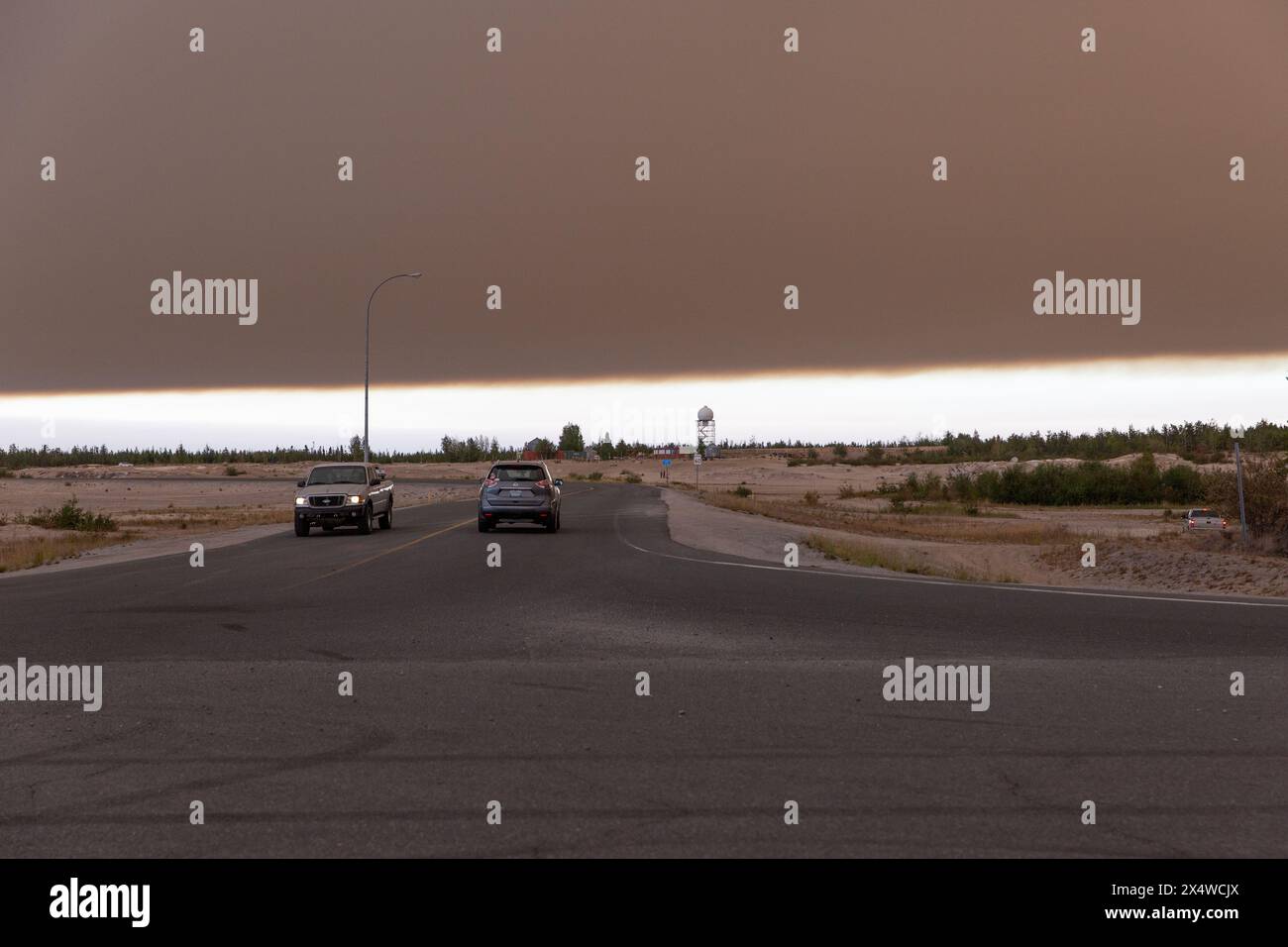 Ciel couvert d'épais smog provenant de feux de forêt près de Yellowknife, Territoires du Nord-Ouest. Plus de 4 millions d'hectares de forêt brûlés sur une période de six mois. Banque D'Images