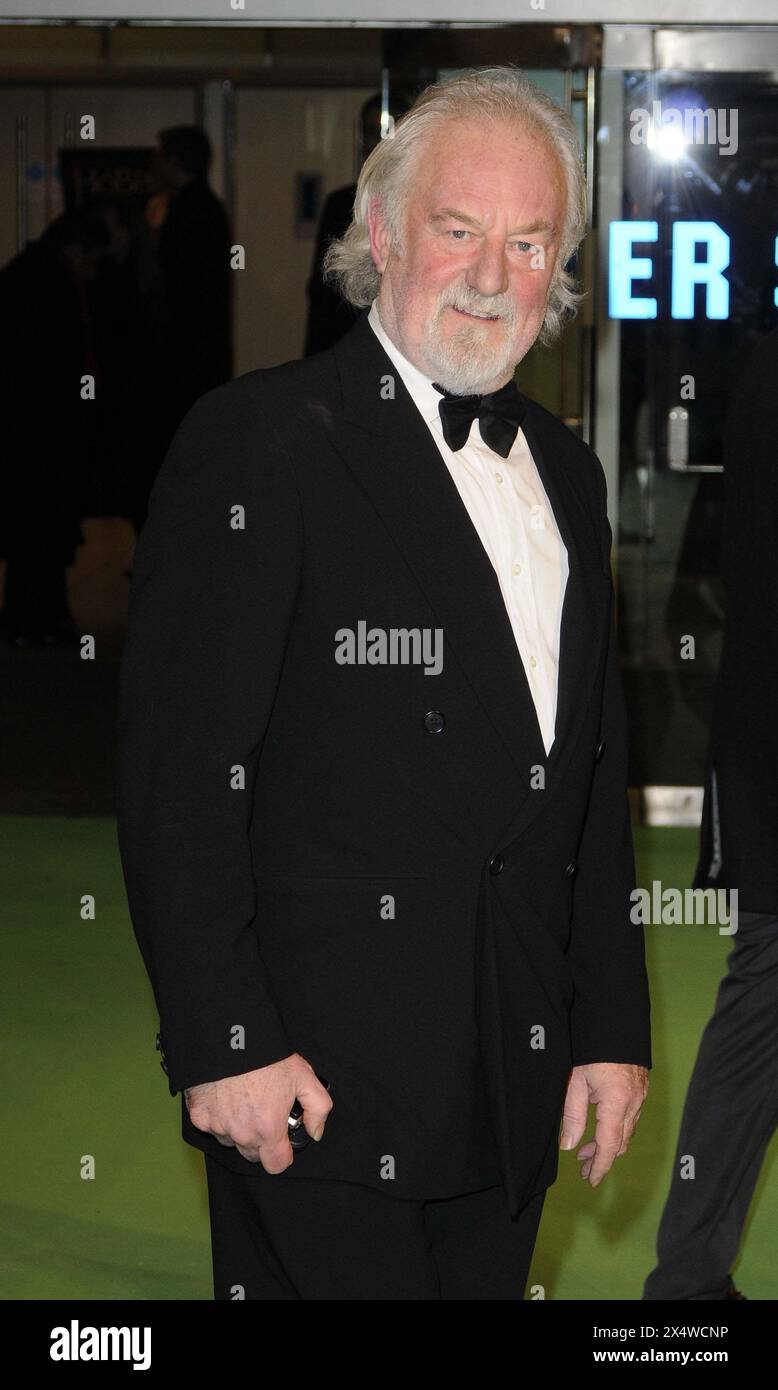 DOSSIER PHOTOS : L'acteur Bernard Hill est décédé 1944:2024. Bernard HillThe Royal film performance 2012 - 'le Hobbit : un voyage inattendu' au cinéma Odeon, Leicester Square, Londres, Angleterre. 12 décembre 2012 demi-longueur noir blanc noeud papillon barbe cheveux faciaux tuxedo Cap/CAN ©Can Nguyen/Capital Pictures crédit : Capital Pictures/Alamy Live News Banque D'Images