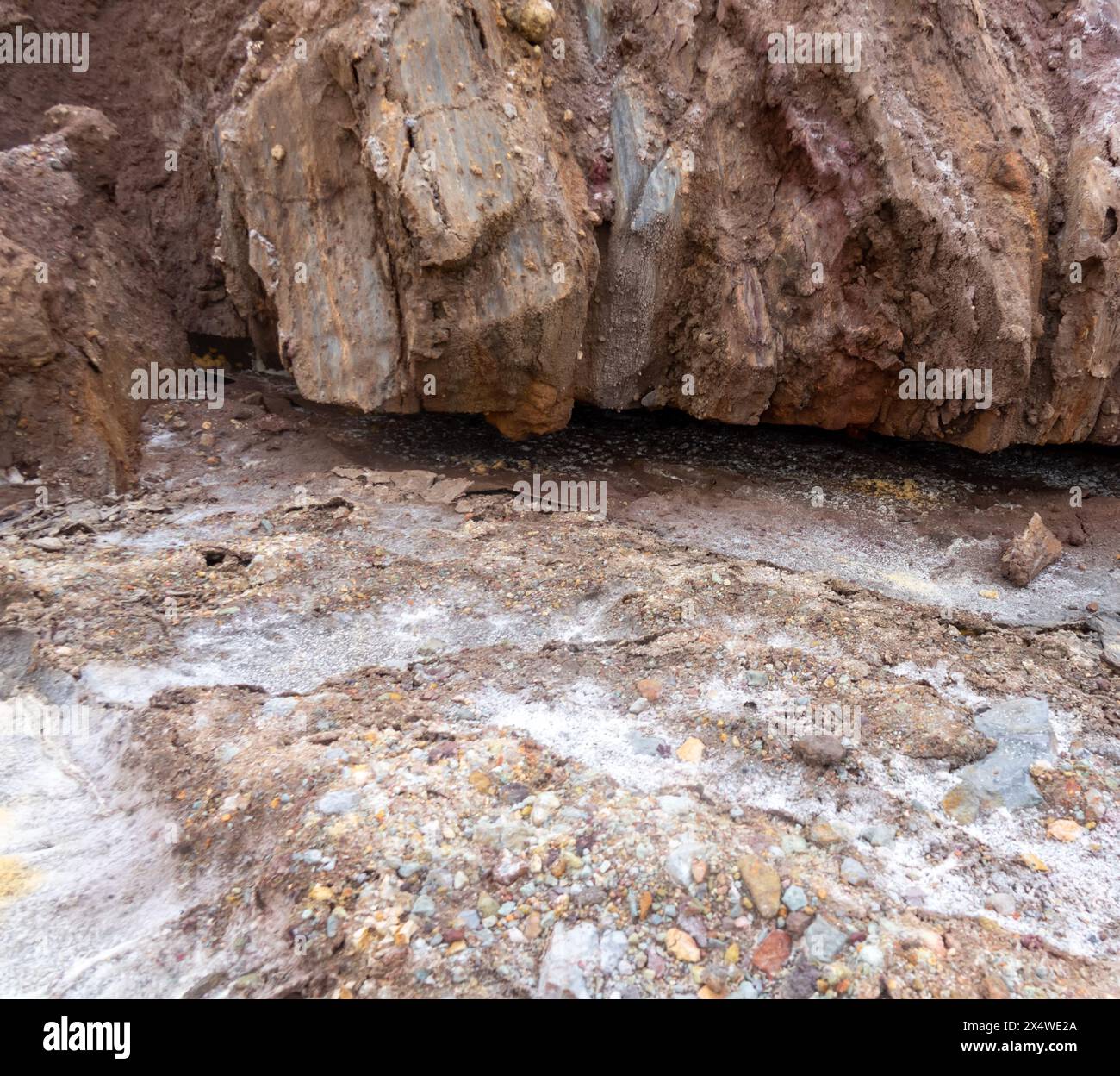 Ruisseau de gypse après raine rare, chute, solutions sursaturées, sédiment chimique, montagnes d'origine volcanique. Île d'Hormuz, Iran Banque D'Images