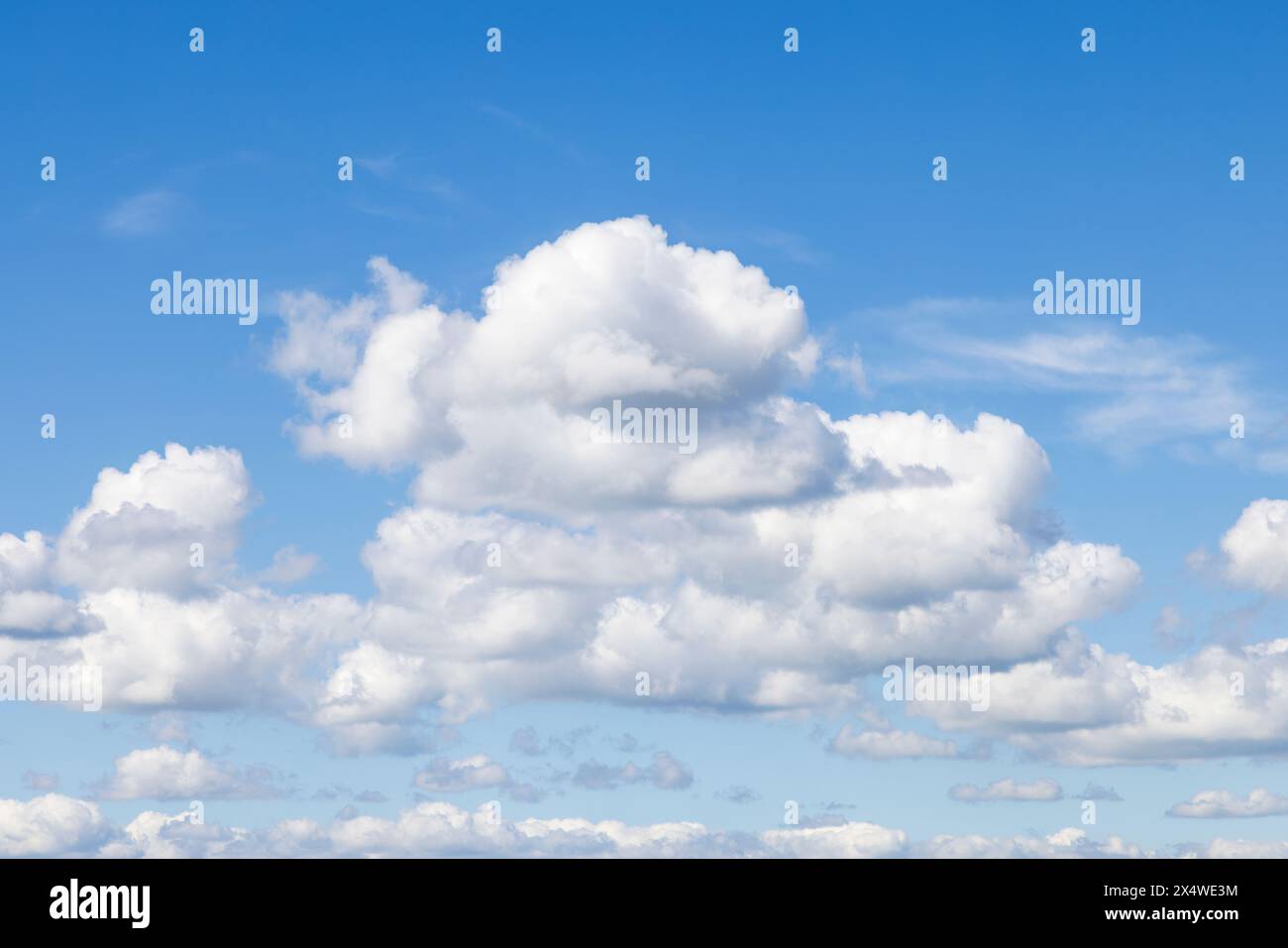 Nuages Cumulus, indiquant un beau temps. Gloucestershire, Angleterre, Royaume-Uni Banque D'Images