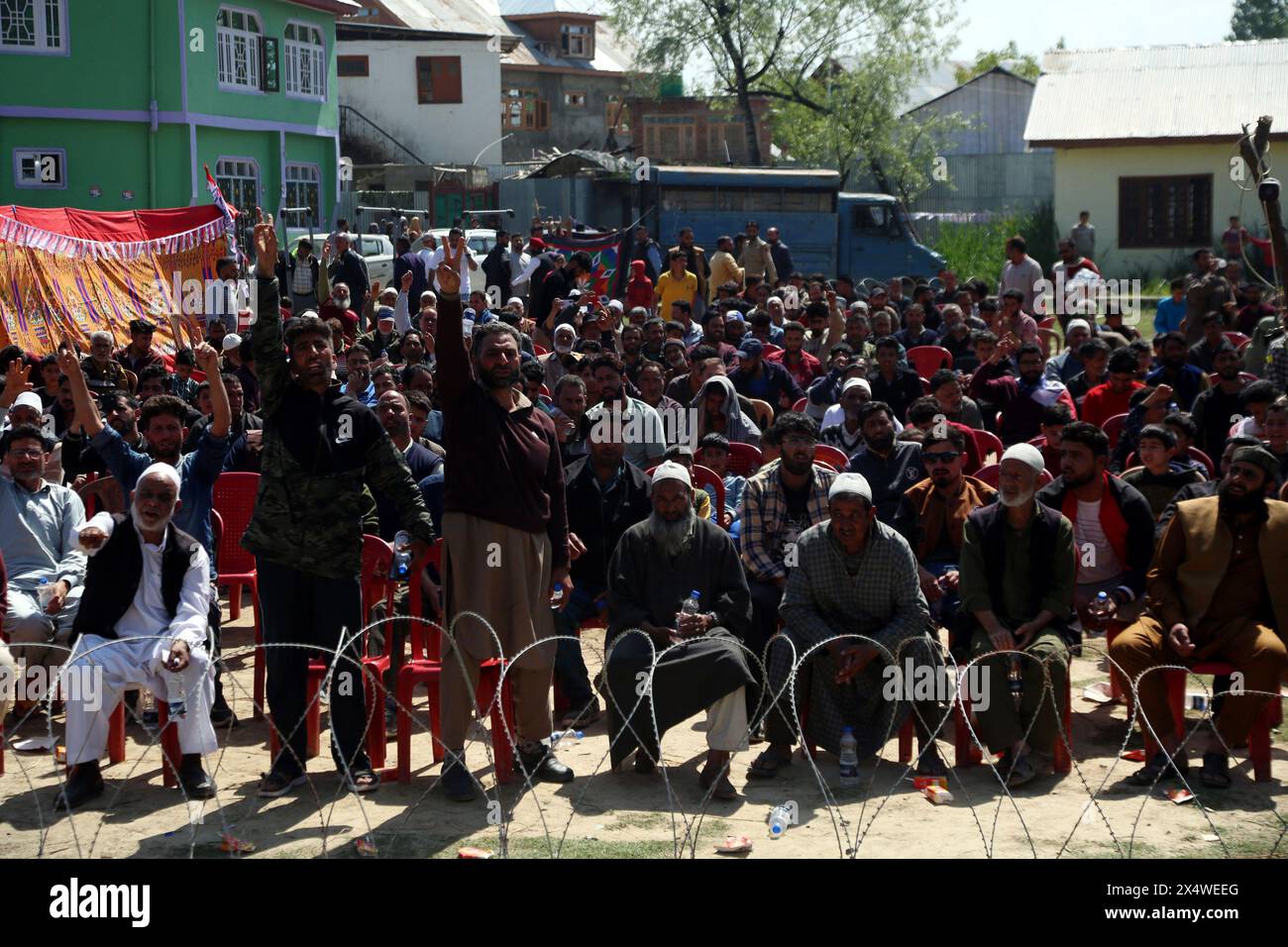 Pulwama, Inde. 05 mai 2024. Jammu-et-Cachemire Apni Party présente Altaf Bukhari avec ses chefs de parti et ses travailleurs à un rassemblement électoral avant l'élection de Lok Sabha à Trichel Pulwama dans le sud du Cachemire. Des milliers de personnes sont vues dans le rassemblement de soutien à Altaf Bukhari. (Photo de Nisar ul Haq/Pacific Press) crédit : Pacific Press Media production Corp./Alamy Live News Banque D'Images
