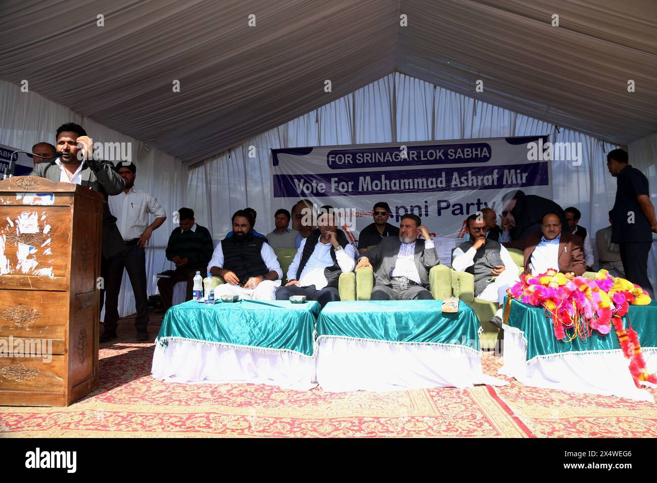Pulwama, Inde. 05 mai 2024. Jammu-et-Cachemire Apni Party présente Altaf Bukhari avec ses chefs de parti et ses travailleurs à un rassemblement électoral avant l'élection de Lok Sabha à Trichel Pulwama dans le sud du Cachemire. Des milliers de personnes sont vues dans le rassemblement de soutien à Altaf Bukhari. (Photo de Nisar ul Haq/Pacific Press) crédit : Pacific Press Media production Corp./Alamy Live News Banque D'Images