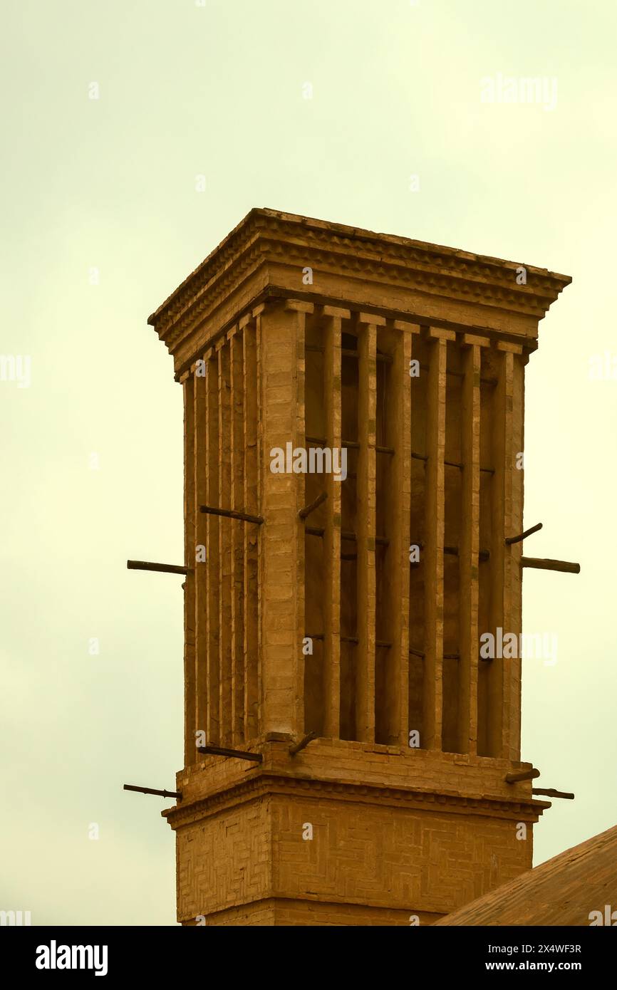 Yazd, Iran- 28 décembre 2022 : tours de ventilation inhabituelles (conduits hvac, pour usage externe, refroidisseur) dans les villes iraniennes construites dans le désert, où il n'y en a pas Banque D'Images