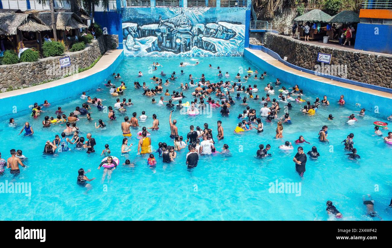 Province de Bulacan. 5 mai 2024. Une photo de drone aérien prise le 5 mai 2024 montre des gens se rafraîchissant dans une piscine dans un complexe de la province de Bulacan, aux Philippines. Les gens passent du temps dans les piscines pour se rafraîchir au milieu de la canicule aux Philippines. Crédit : Rouelle Umali/Xinhua/Alamy Live News Banque D'Images