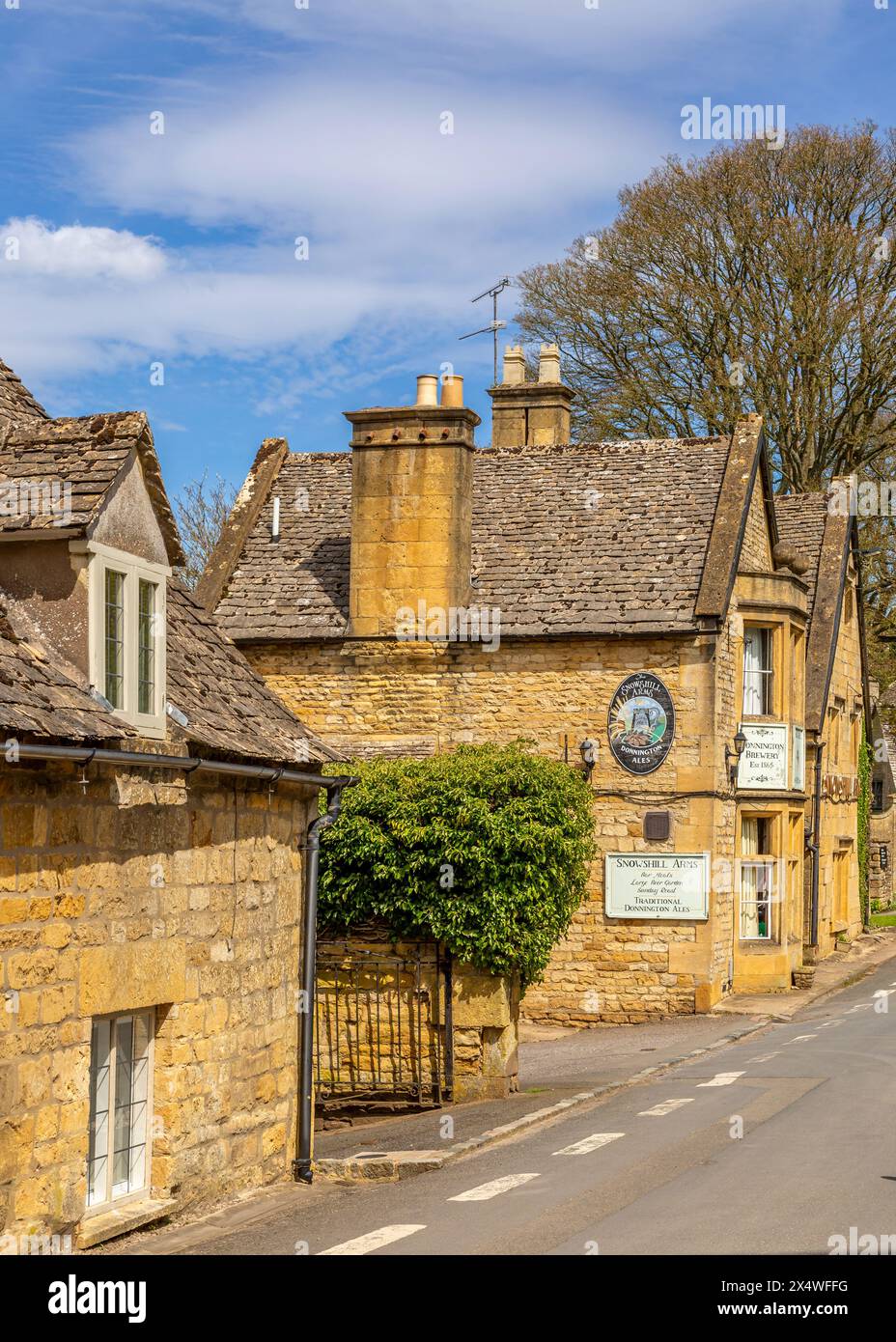 Village pub The Snowshill Arms à Snowshill, Gloucestershire, Angleterre. Banque D'Images