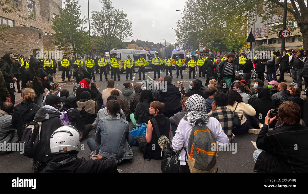 Les manifestants à Peckham affrontent la police lors d'un raid d'expulsion de l'immigration Banque D'Images