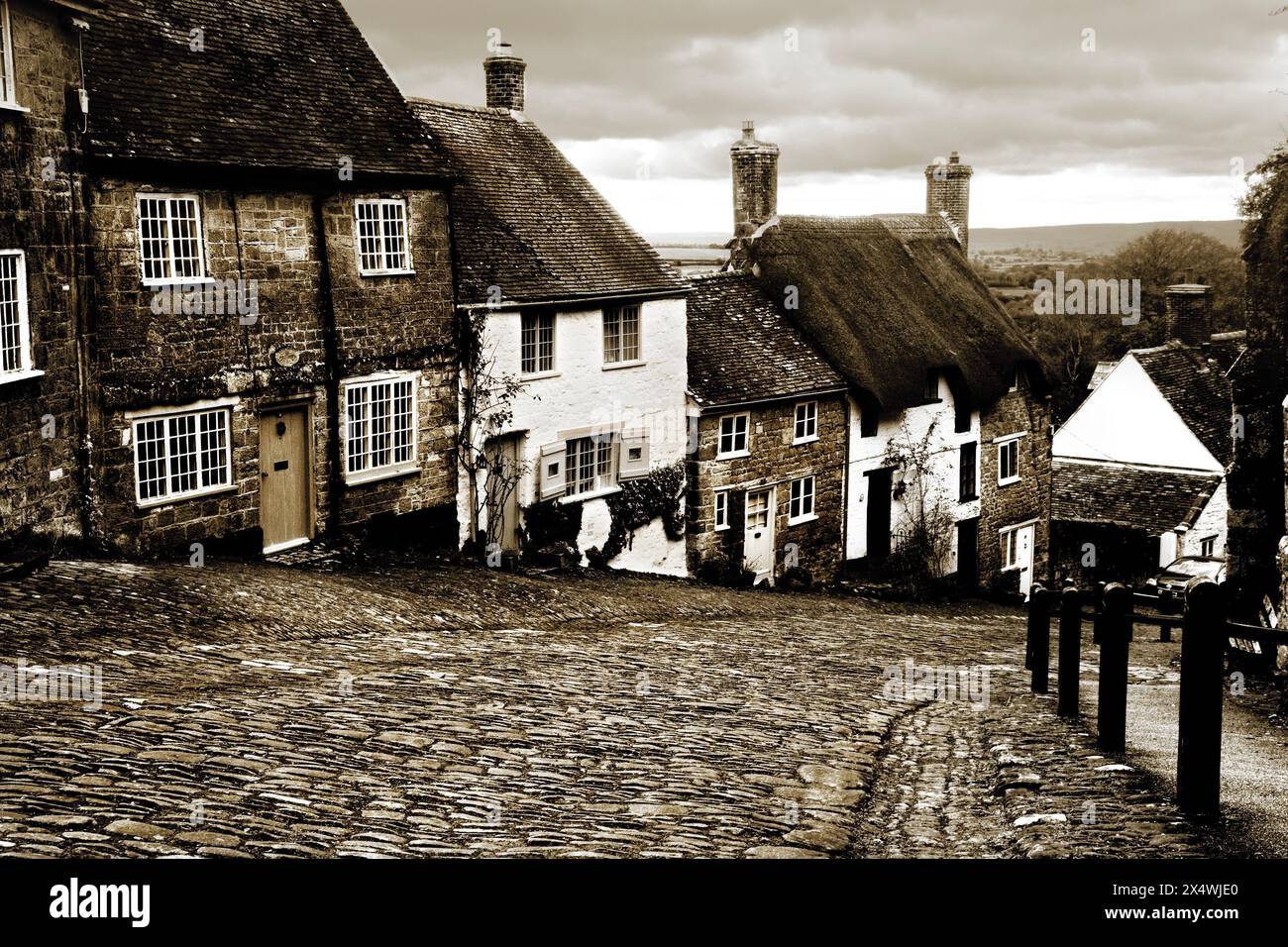 La vue sur Gold Hill, la rue pavée escarpée de Shaftesbury, Dorset utilisée pour la publicité Hovis des années 1970, peut-être l’une des plus nostalgiques d’Angleterre Banque D'Images