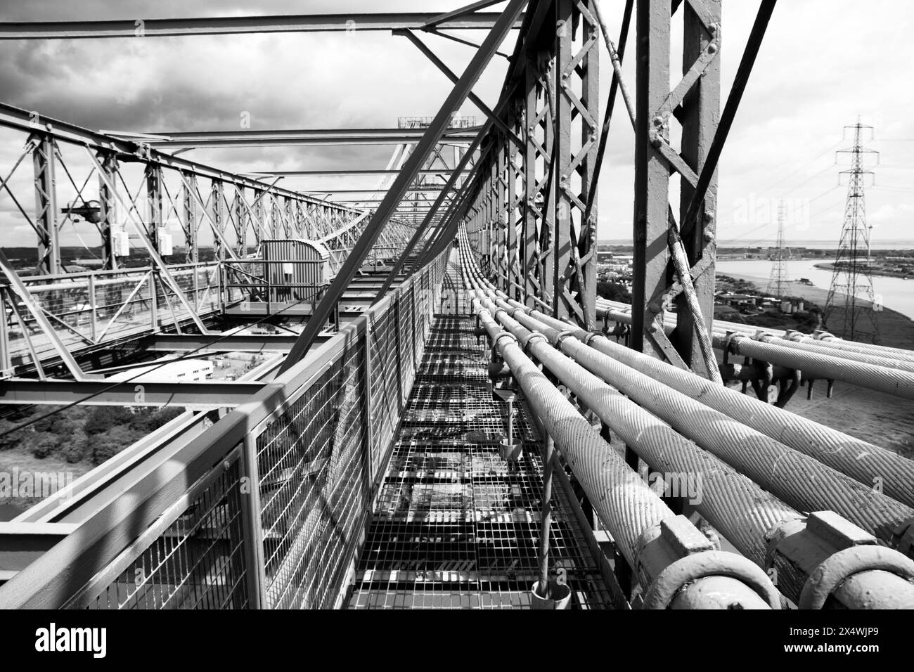 Passerelle de haut niveau sur Newport transporter Bridge, une structure classée Grade I sur la rivière Usk a ouvert en 1906 Banque D'Images