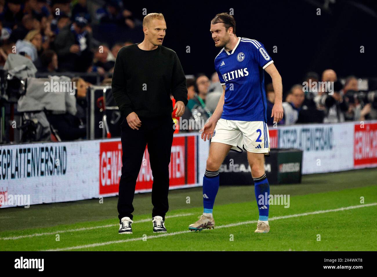 Gelsenkirchen , Deutschland, 2. Fussball Bundesliga saison 2023 / 2024 31. Spieltag FC Schalke 04 - Fortuna Düsseldorf 01h1 27. 04. 2024 in der Veltins -Arena auf Schalke entraîneur Karel GERAERTS (S04) Li.- und Thomas OUWEJAN (S04) Re.- Foto : Norbert Schmidt, Duesseldorf Banque D'Images