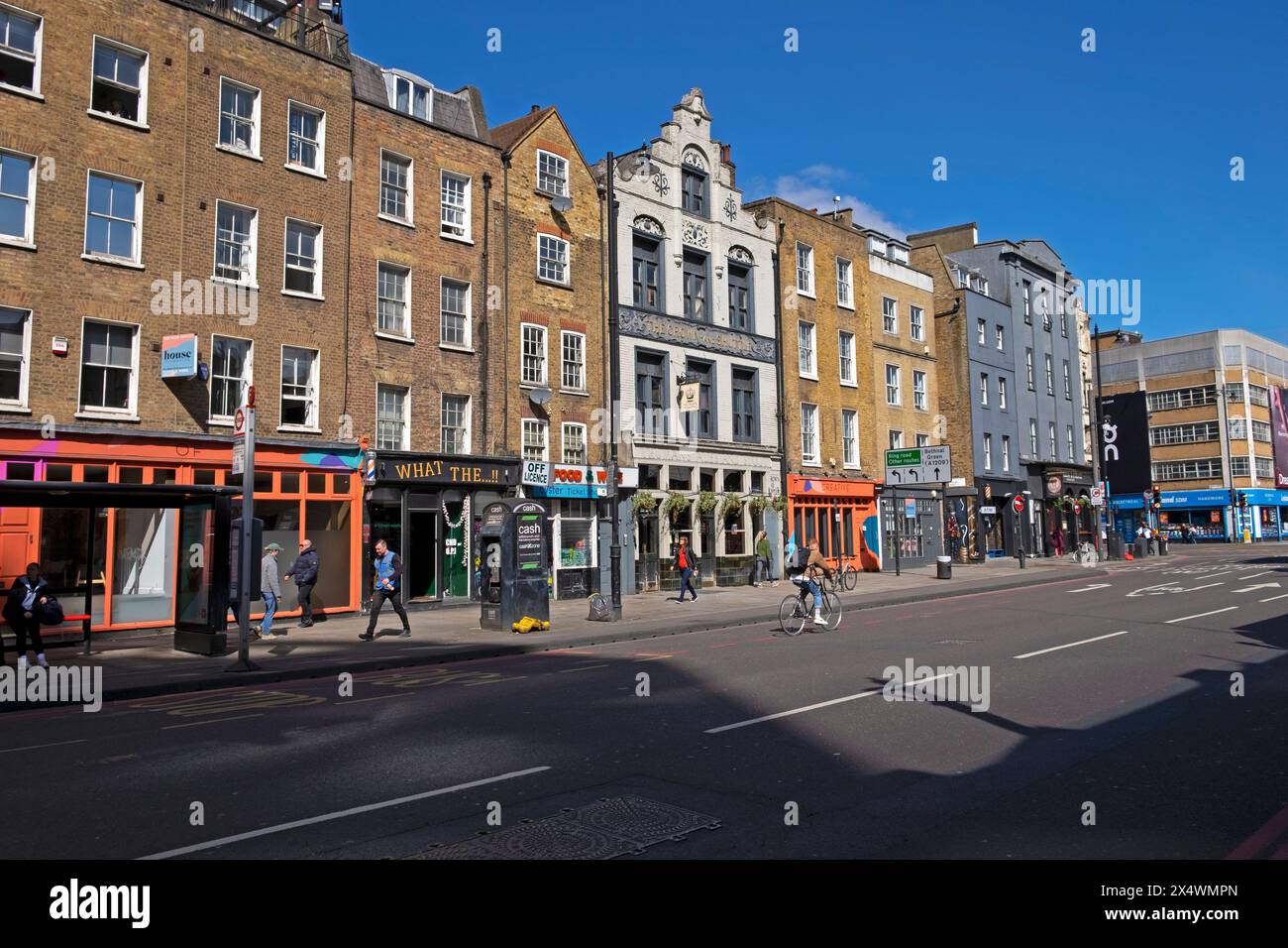 Vue sur les vieux bâtiments magasins rangée d'appartements en terrasses extérieur sur Norton Folgate Street dans l'est de Londres E1 Angleterre Royaume-Uni KATHY DEWITT Banque D'Images