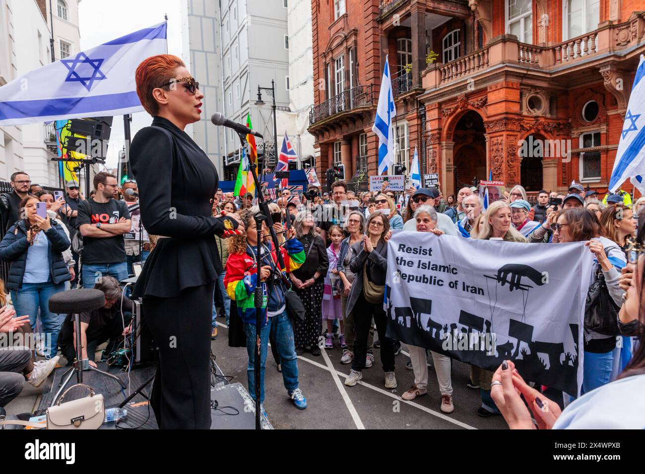 Ambassade du Qatar, Londres, Royaume-Uni. 5 mai 2024. La militante iranienne des droits humains, Lily Moo, prend la parole lors d'un rassemblement devant l'ambassade du Qatar pour exiger la libération immédiate des otages israéliens détenus par le Hamas depuis 212 jours et exhorter le Qatar à assumer ses responsabilités pour mettre fin à cette situation insupportable. Photo par Amanda Rose/Alamy Live News Banque D'Images