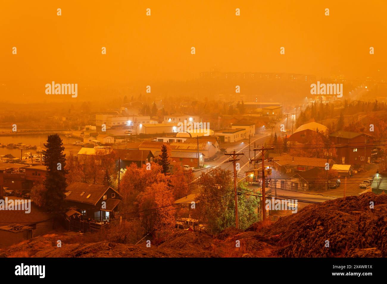 Yellowknife recouverte d'un ciel orange, 2 semaines après la réouverture de la ville suite à une évacuation de 3 semaines par un feu de forêt, Territoires du Nord-Ouest, Canada. Banque D'Images