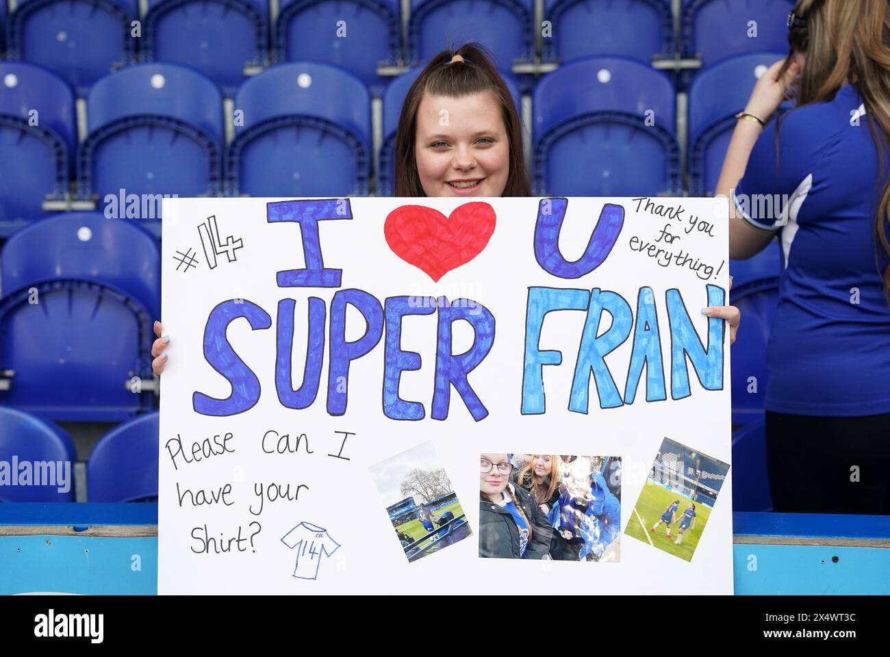 Un fan dans les tribunes brandit une pancarte pour Fran Kirby de Chelsea avant le match de Super League féminine des Barclays à Kingsmeadow, Londres. Date de la photo : dimanche 5 mai 2024. Banque D'Images