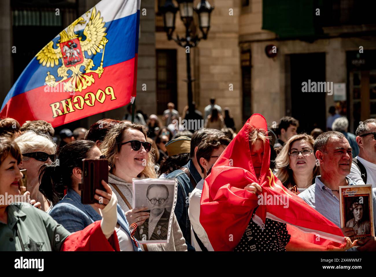 Barcelone, Espagne. 5 mai 2024, Barcelone, Espagne des membres de la communauté russe, des nostalgiques de l'ère soviétique et des communistes se sont réunis sur la Plaza Sant Jaume de Barcelone pour commémorer le 79e anniversaire de la victoire soviétique de l'Armée rouge sur l'Allemagne nazie et de la libération de l'Europe pendant la seconde Guerre mondiale (1945). La marche est connue sous le nom de régiment immortel et les participants portent des photos des membres de leur famille qui ont combattu pendant la seconde Guerre mondiale. Crédit : Jordi Boixareu/Alamy Life News Banque D'Images