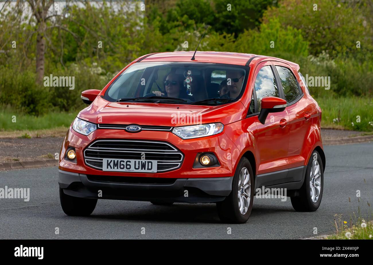 Milton Keynes, Royaume-Uni - 5 mai 2024 : 2016 voiture rouge Ford Ecosport conduisant sur une route britannique Banque D'Images