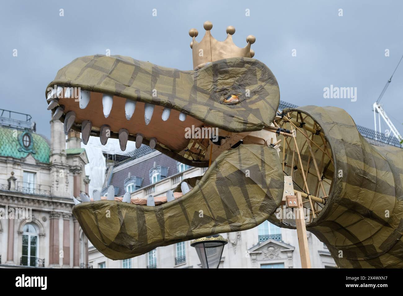Londres, Royaume-Uni, 5 mai 2024. Des militants du groupe de pression Republic ont marché avec un modèle géant de Tyrannasorus rex, nommé « Chuck the Rex », à Trafalgar Square, à la suite d'un rassemblement précédent appelant à un chef d'État élu et à l'abolition de la monarchie britannique. Le groupe suggère que le dinosaure portant la couronne est d'un autre âge et n'est pas compatible dans la société moderne. Demain marque le premier anniversaire du couronnement du roi Charles III avec le groupe nommant le 5 mai « jour de la République ». Crédit : onzième heure photographie/Alamy Live News Banque D'Images