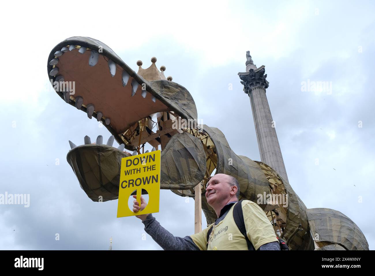 Londres, Royaume-Uni, 5 mai 2024. Des militants du groupe de pression Republic ont marché avec un modèle géant de Tyrannasorus rex, nommé « Chuck the Rex », à Trafalgar Square, à la suite d'un rassemblement précédent appelant à un chef d'État élu et à l'abolition de la monarchie britannique. Le groupe suggère que le dinosaure portant la couronne est d'un autre âge et n'est pas compatible dans la société moderne. Demain marque le premier anniversaire du couronnement du roi Charles III avec le groupe nommant le 5 mai « jour de la République ». Crédit : onzième heure photographie/Alamy Live News Banque D'Images