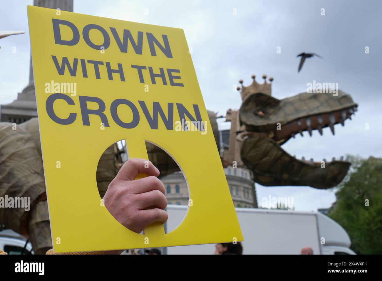 Londres, Royaume-Uni, 5 mai 2024. Des militants du groupe de pression Republic ont marché avec un modèle géant de Tyrannasorus rex, nommé « Chuck the Rex », à Trafalgar Square, à la suite d'un rassemblement précédent appelant à un chef d'État élu et à l'abolition de la monarchie britannique. Le groupe suggère que le dinosaure portant la couronne est d'un autre âge et n'est pas compatible dans la société moderne. Demain marque le premier anniversaire du couronnement du roi Charles III avec le groupe nommant le 5 mai « jour de la République ». Crédit : onzième heure photographie/Alamy Live News Banque D'Images