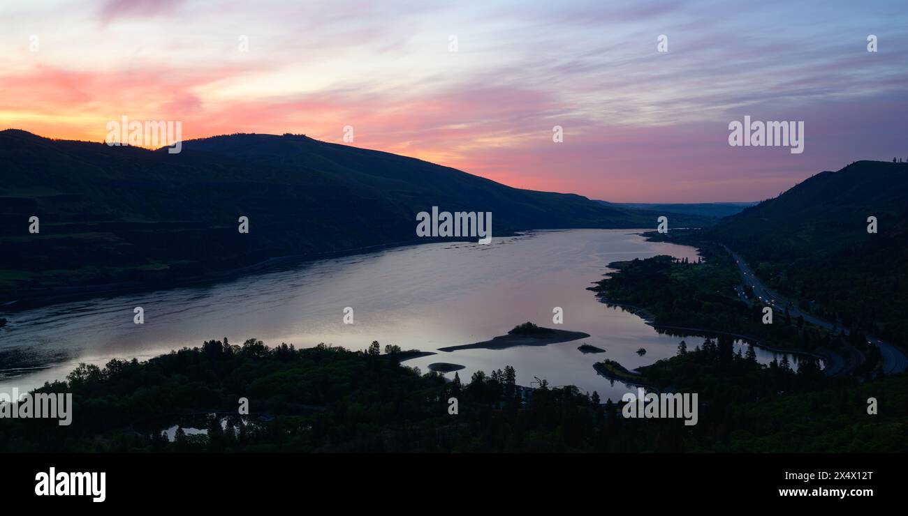 Douce lueur chaude du lever du soleil sur le fleuve Columbia en panorama au printemps à l'extrémité est de la gorge Columbia entre Washignton et Oregon Banque D'Images