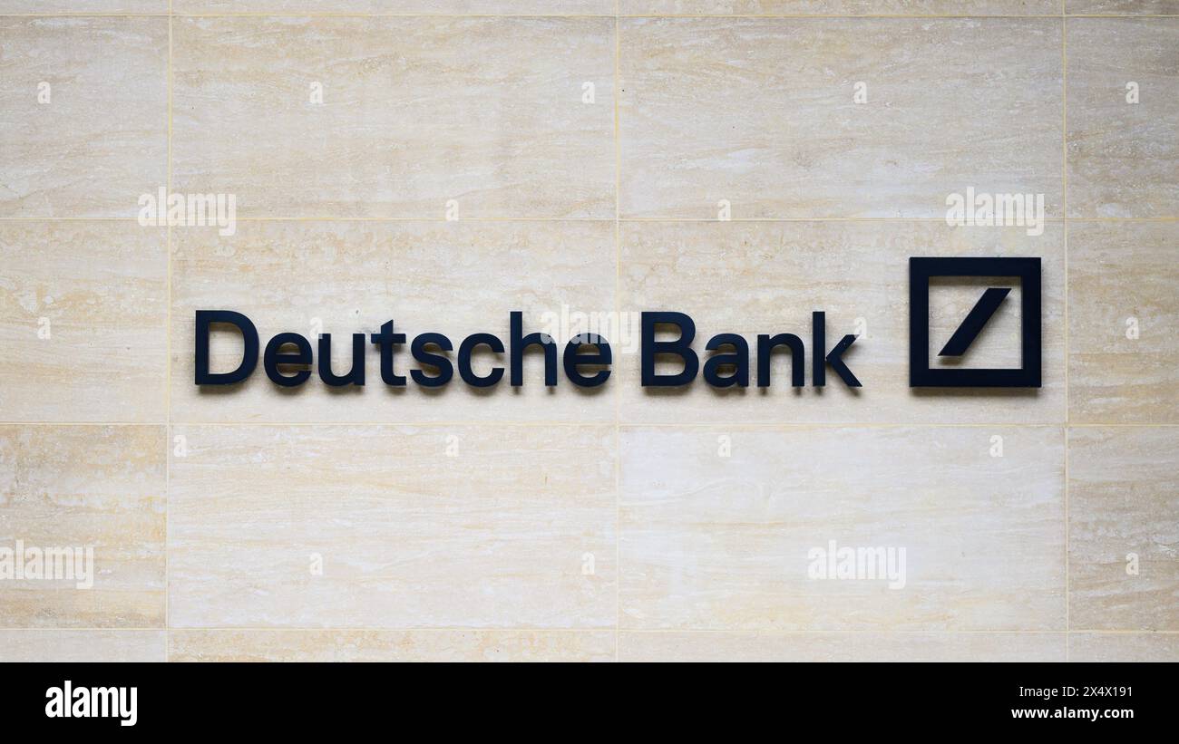 Londres, Royaume-Uni - 25 mars 2024 ; signe avec logo d'entreprise sur le mur pour Deutsche Bank Banque D'Images