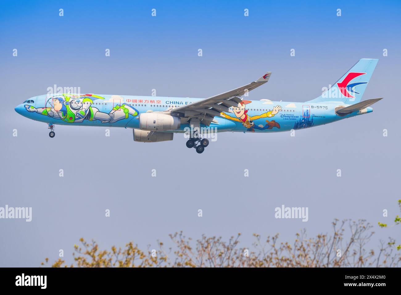 A330 au départ de China Eastern (livrée Disneyland-Pixar Toy Story) à l'aéroport de Shanghai Hongqiao en Chine en avril 2024 Banque D'Images