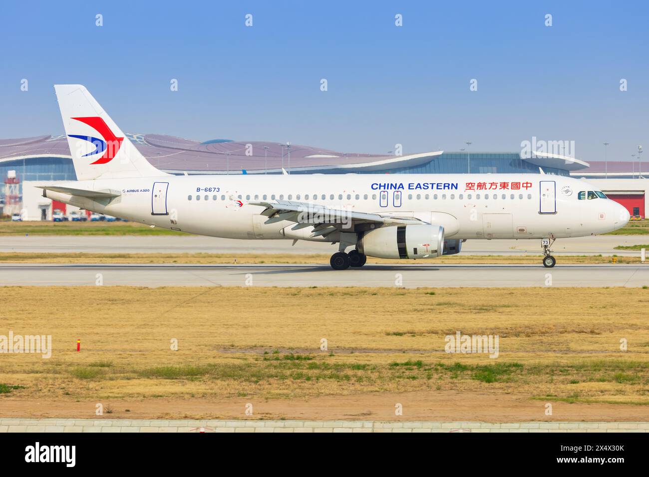 Airbus A320 de China Eastern à l'aéroport de Shanghai Hongqiao en Chine en avril 2024 Banque D'Images