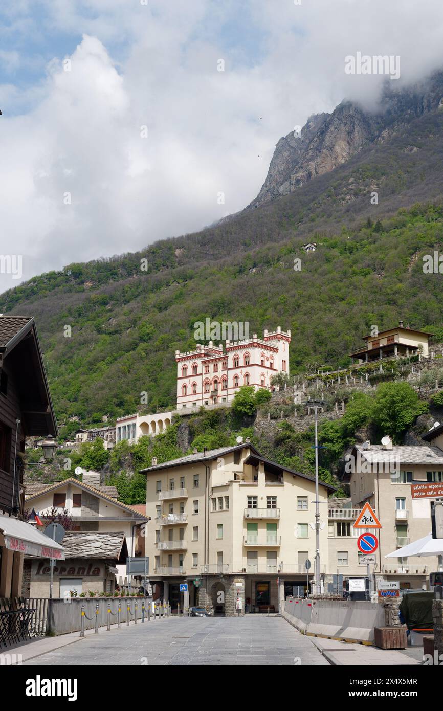 Château de Baraing du 19ème siècle au-dessus de la ville de Pont St Martin dans la vallée d'Aoste, au nord-ouest de l'Italie. 05 mai 2024 Banque D'Images