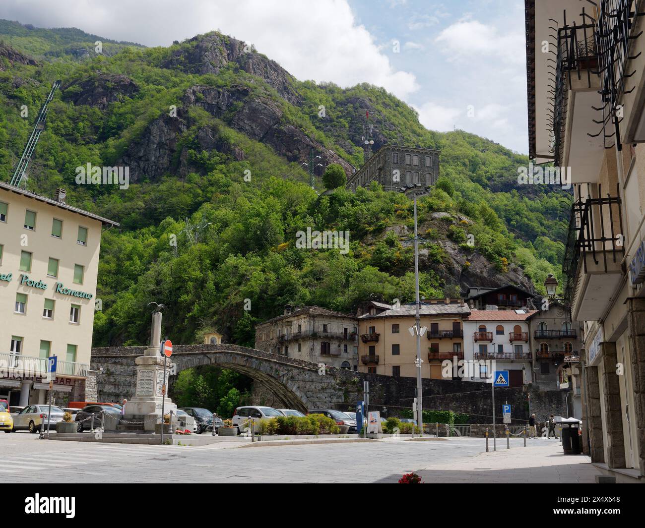 La ville de Pont St Martin et son célèbre pont romain du même nom dans la vallée d'Aoste, au nord-ouest de l'Italie. 05 mai 2024 Banque D'Images