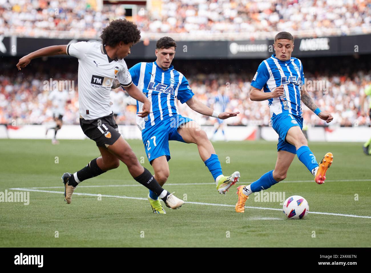 Valencia, Espagne. 05 mai 2024. VALENCE, ESPAGNE - 5 MAI : Peter Federico Right Winger de Valencia CF concourt pour le ballon avec Javi Lopez et Nahuel Tenaglia, dos central de Deportivo Alaves lors du match LaLiga EA Sports entre Valencia CF et Deportivo Alaves au stade Mestalla, le 5 mai 2024 à Valence, Espagne. (Photo de Jose Torres/photo Players images) crédit : Magara Press SL/Alamy Live News Banque D'Images