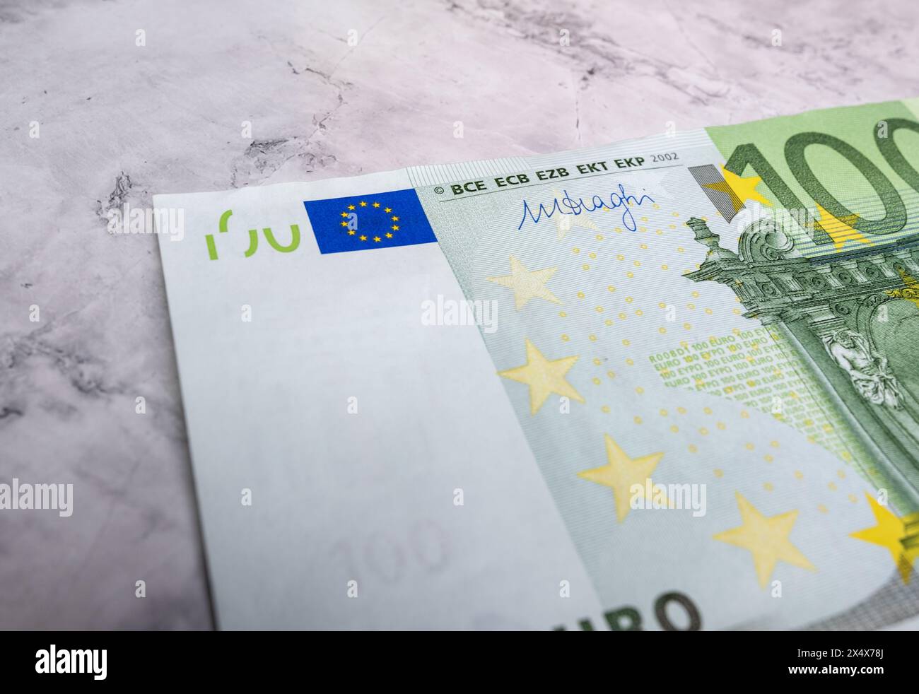Gros plan de 100 billets en euros isolés sur un fond. Gros plan photo de haute qualité d'un billet de 100 euros couché sur un fond de marbre. Billets en euros, Banque D'Images