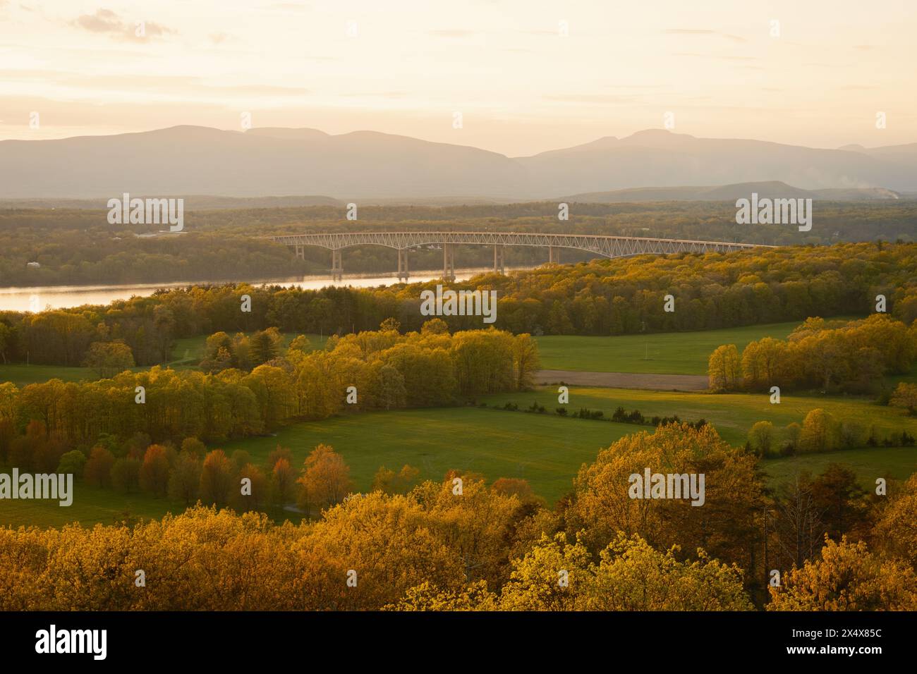 Vue du coucher du soleil sur la rivière Hudson depuis la tour du feu sur le mont Rutsen, dans la forêt Ferncliff, Rhinebeck, New York Banque D'Images