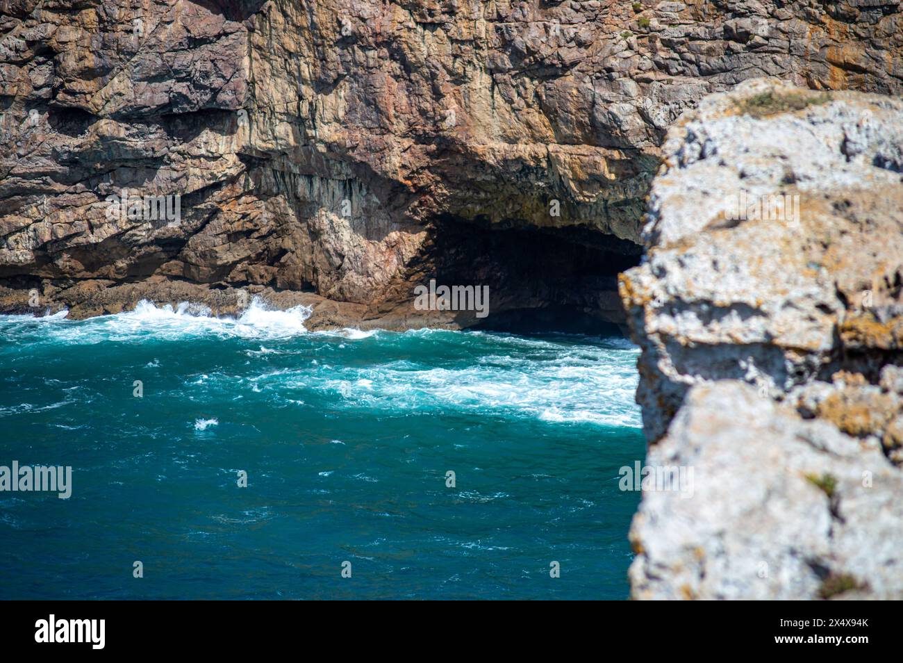 Côte de l'Algarve à l'extérieur de Lagos, Portugal. Plages et rives portugaises. Banque D'Images