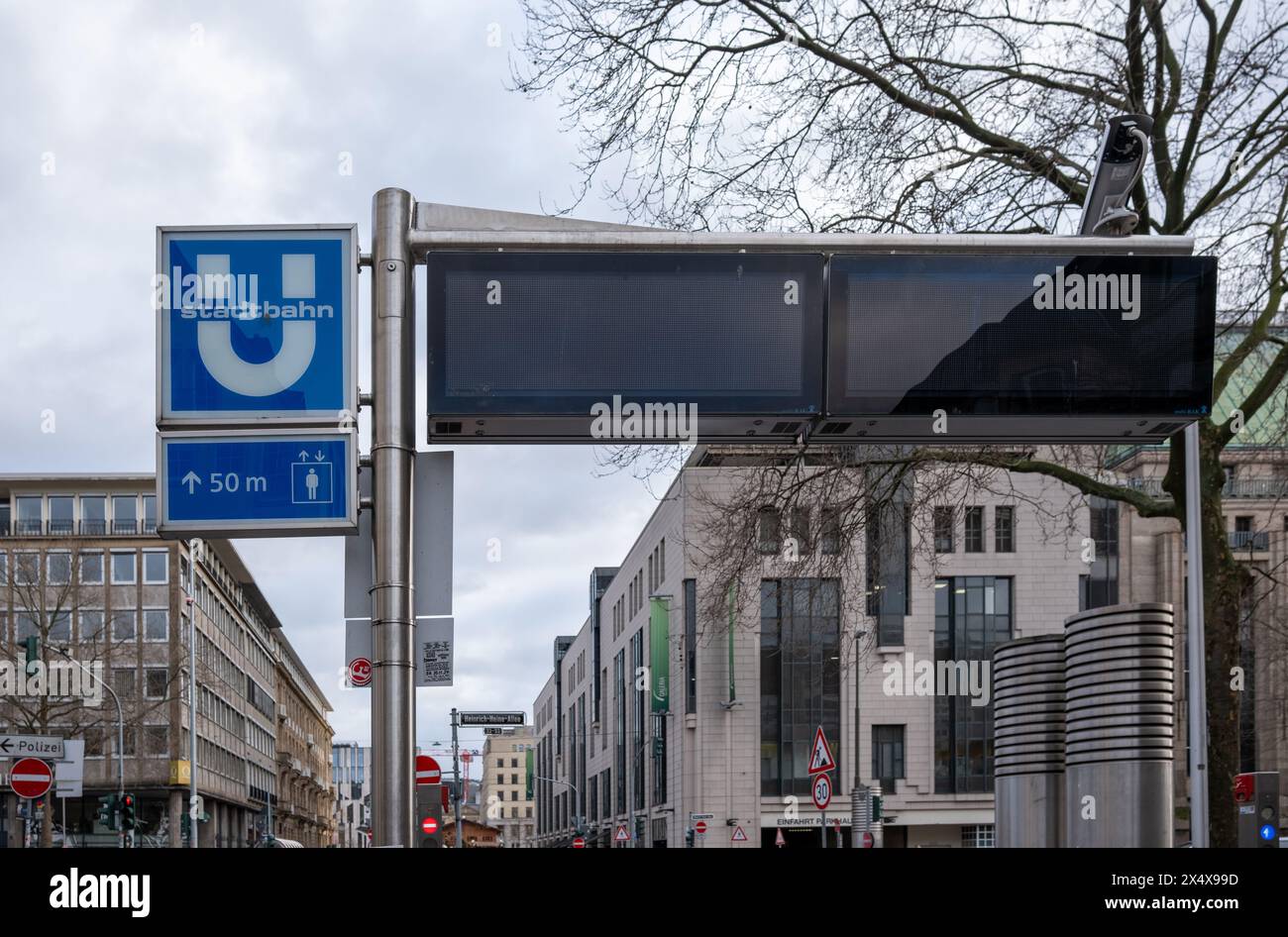 Düsseldorf, NRW, Allemagne, 01.05.2024 : panneau de métro devant la station de métro à Düsseldorf. ( U bahn) gares et arrêts, transports publics en Allemagne Banque D'Images
