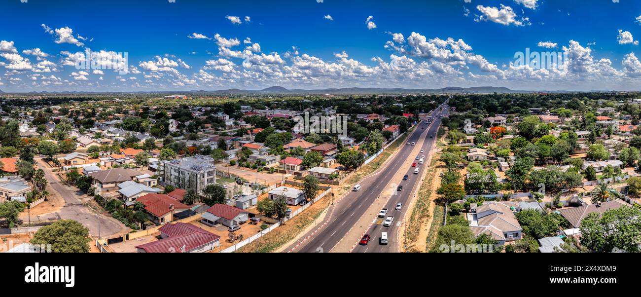 Gaborone vue aérienne drone perspective de zone résidentielle, dans la gamme de collines en arrière-plan Banque D'Images