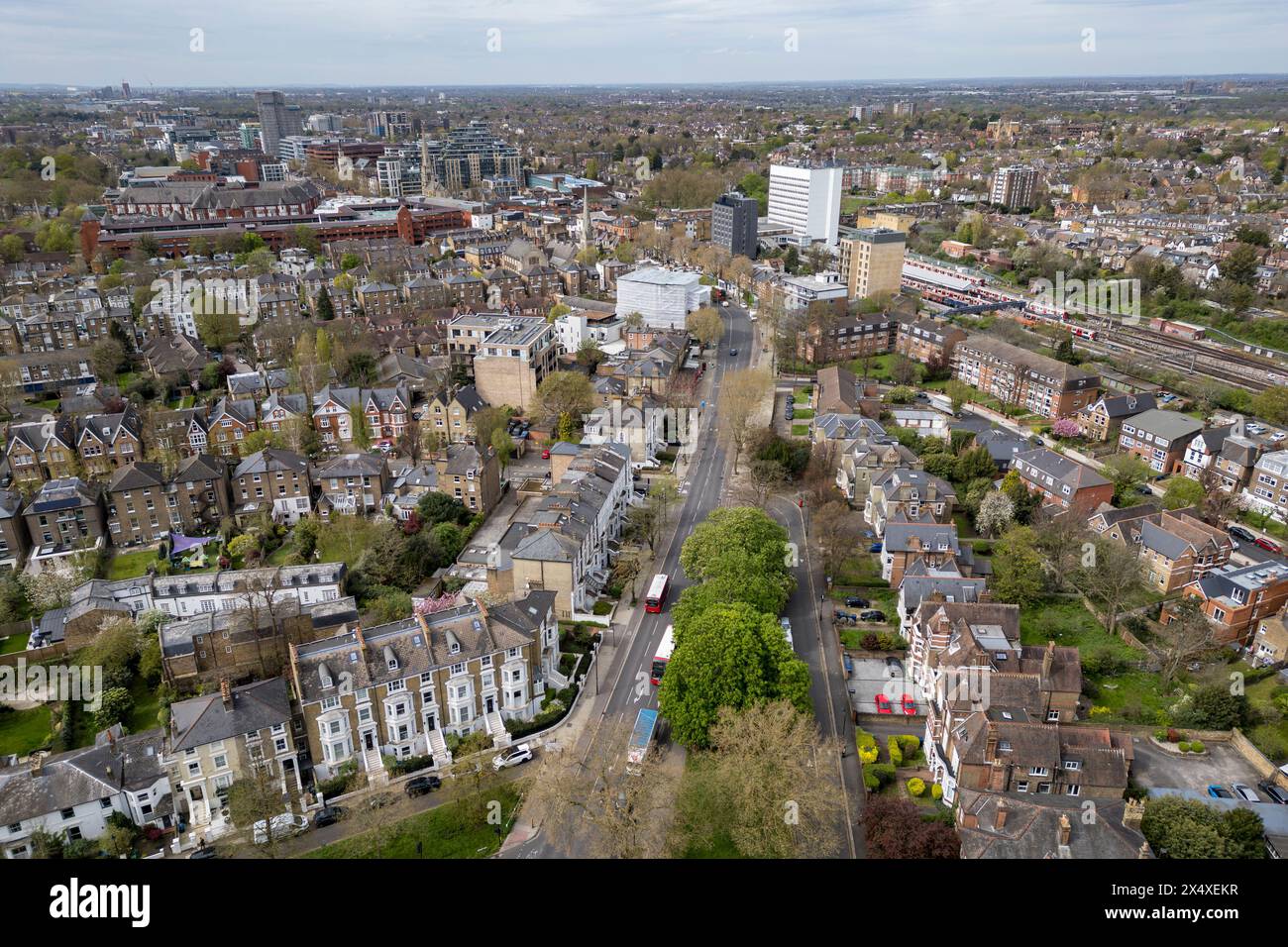 Vue aérienne générale depuis Ealing Common en direction du Mall et Ealing Broadway, Londres, Royaume-Uni. Banque D'Images