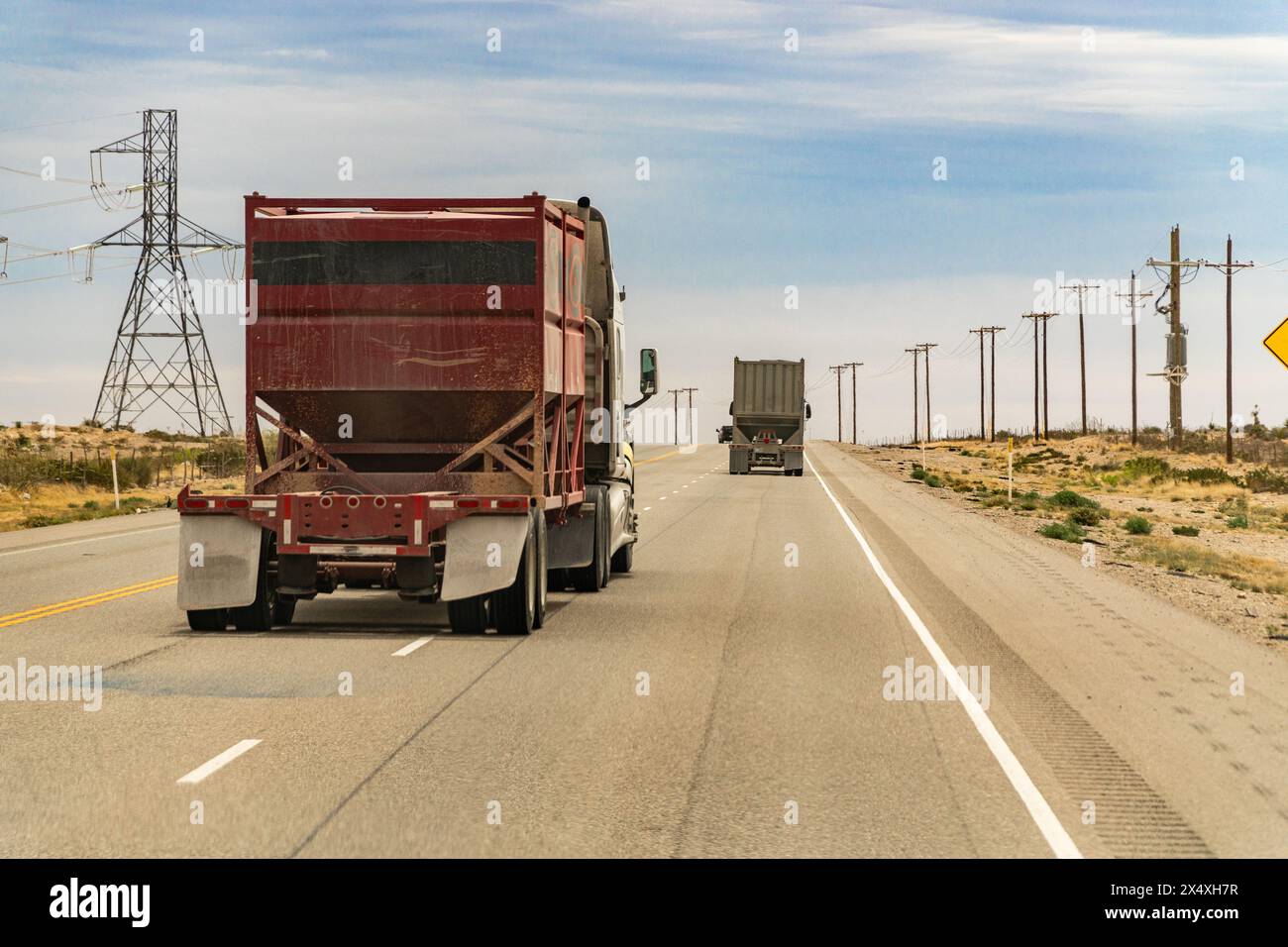 Midland, Texas, États-Unis-31 mars 2024 : camions circulant dans la zone de fracturation hydraulique du bassin du Permian. Banque D'Images