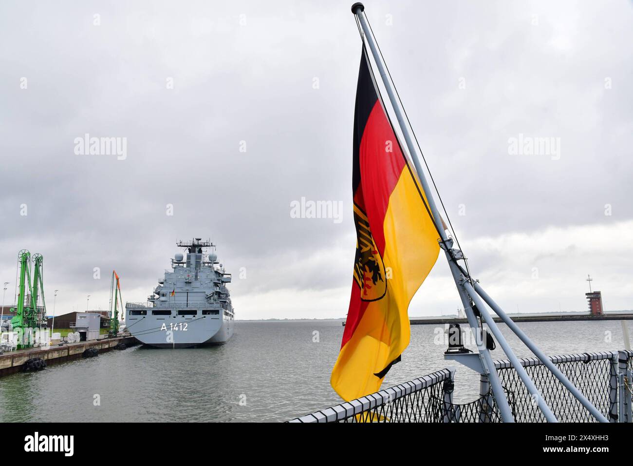 Einsatzgruppenversorger A1412 Frankfurt am main der Deutschen Marine in Wilhelmshaven Hintergrund : Die Fregatte Hessen kehrt von der Operation Aspides aus dem Roten Meer in ihren Heimathafen Wilhelmshaven zurück. EUNAVFOR ASPIDES dient der Sicherung der Handelsschifffahrt im Roten Meer. DAS Einsatzgebiet erstreckte sich vom Suez-Kanal bis in den Persischen Golf. Wilhelmshaven Niedersachsen *** navire ravitailleur de la force opérationnelle de la marine allemande A1412 Frankfurt am main in Wilhelmshaven contexte la frégate Hesse revient de l'opération Aspides en mer Rouge à son port d'attache de Wilhelmshaven Ope Banque D'Images