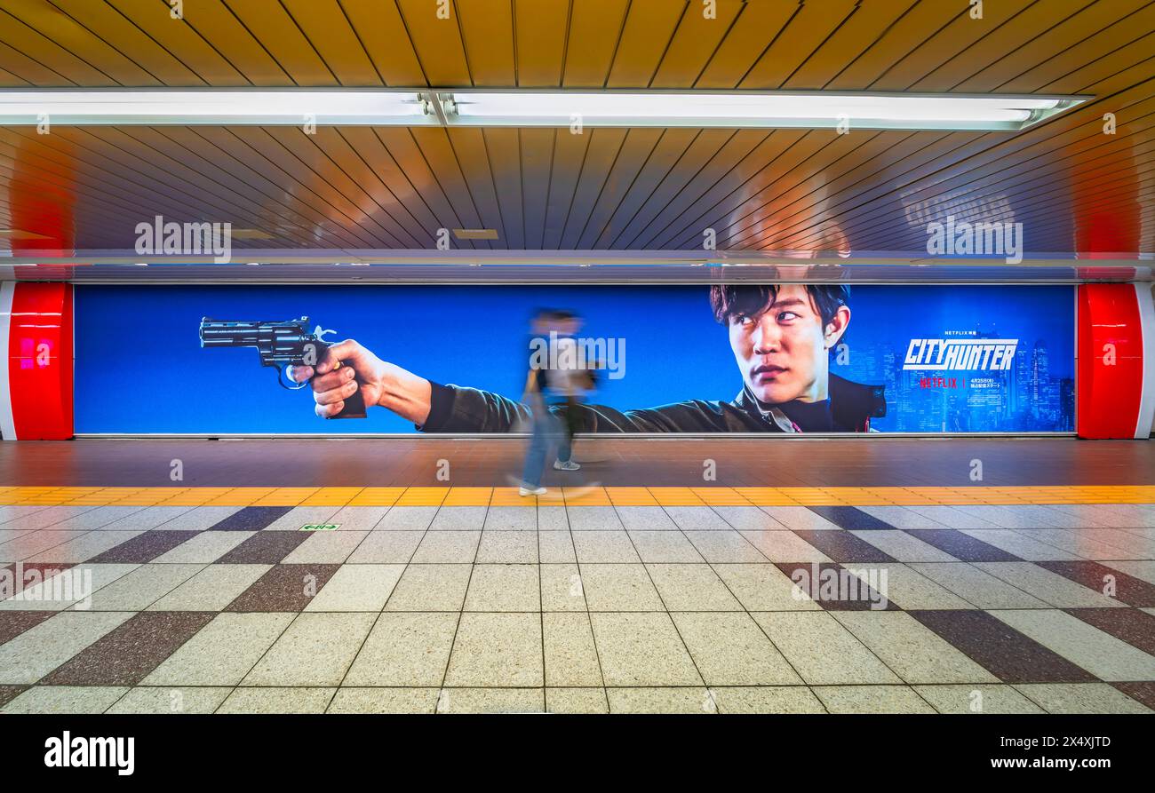 tokyo, japon - avril 28 2024 : affiche du film Netflix 'City Hunter' ou 'Nicky Larson' sur le mur d'un métro de Shibuya avec l'acteur japonais Ryohei Suz Banque D'Images