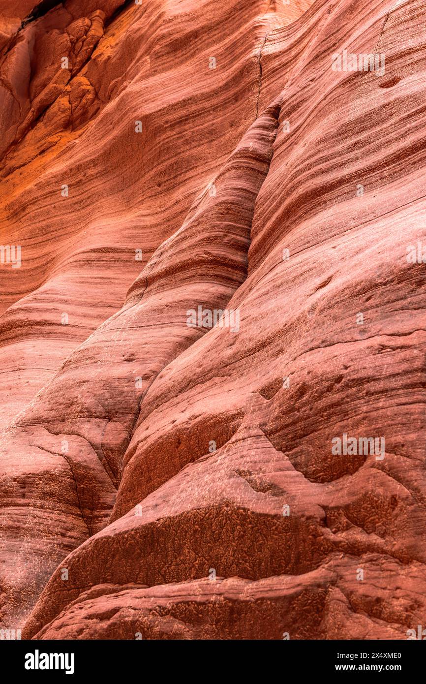 Les motifs de tourbillons sur les murs de grès des canyons à fente en Arizona se forment à partir d'années de vent et de modèles d'écoulement d'eau en raison de la composition de roche molle. Banque D'Images