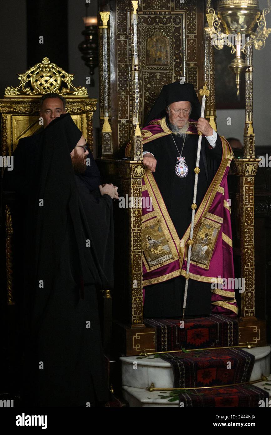 Instabul, Turquie. 4 mai 2024. Le patriarche œcuménique Bartholomée I (C) vu assis sur un trône lors de la messe orthodoxe de Pâques à la cathédrale George. Le patriarche œcuménique Bartholomeus I a célébré la messe orthodoxe de Pâques à la cathédrale George, à Fener, Istanbul. Des croyants de Grèce, Ukraine, Géorgie, Serbie et d’autres pays se sont joints à la cérémonie. (Crédit image : © Valeria Ferraro/SOPA images via ZUMA Press Wire) USAGE ÉDITORIAL SEULEMENT! Non destiné à UN USAGE commercial ! Banque D'Images