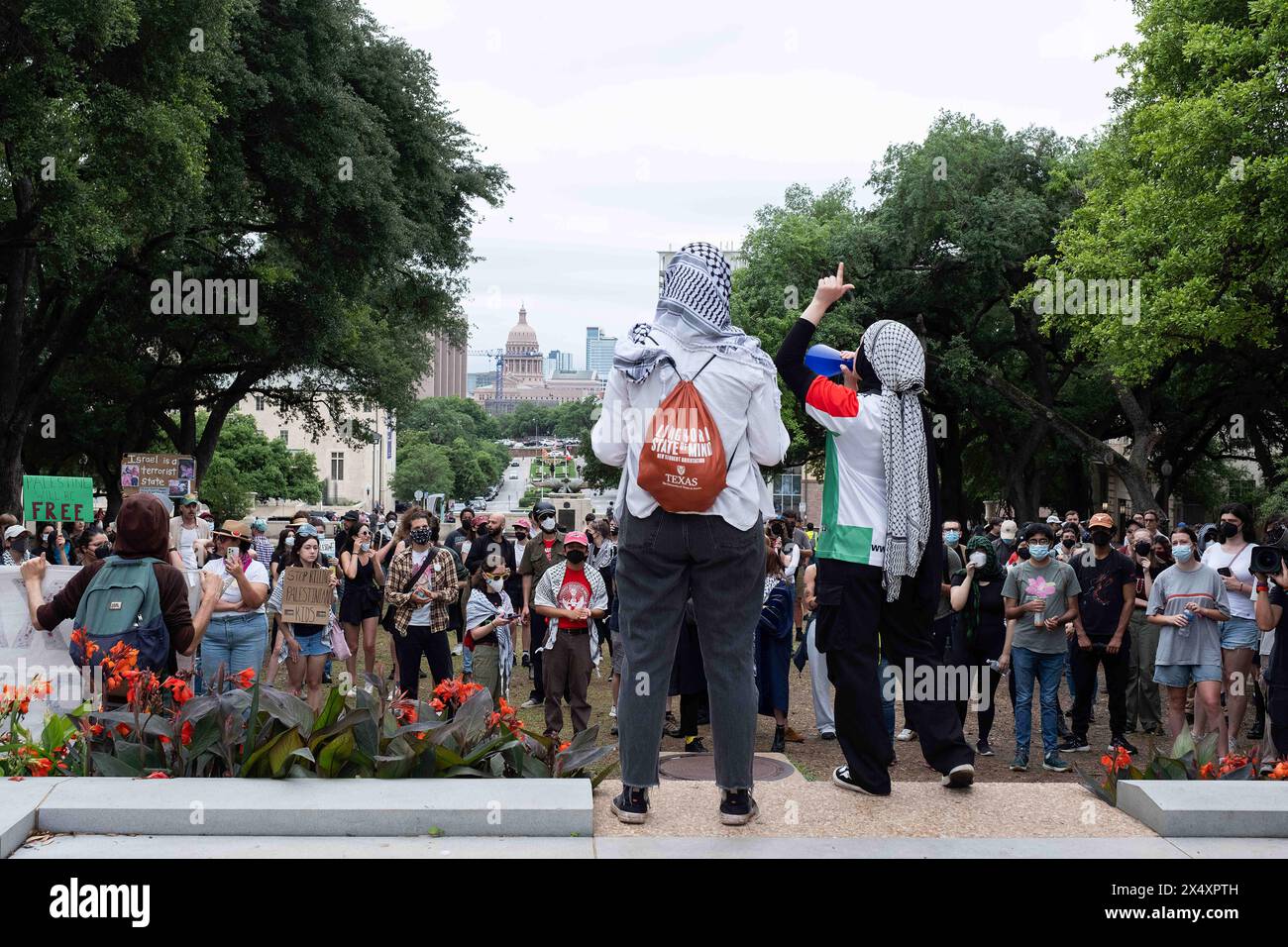 Palestine. 5 mai 2024. Les étudiants de l'Université du Texas rejoignent la faculté et le personnel sous-payés pour la justice en Palestine. Chaque année, le jour de mai est célébré dans le monde entier en tant que Journée internationale des travailleurs. Le Comité de solidarité de la Palestine, UT SILS et les jeunes leaders actifs du travail pour un rassemblement du 1er mai à la tour de l’UT, exigeant le désinvestissement total et la fin du génocide de la Palestine. Austin, Texas. Mario Cantu/CSM/Alamy Live News Banque D'Images