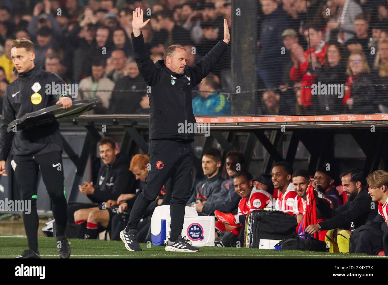 Rotterdam, pays-Bas. 05 mai 2024. ROTTERDAM, PAYS-BAS - 5 MAI : L'entraîneur assistant Sipke Hulshoff de Feyenoord reçoit l'applaus des supporters lors du match néerlandais Eredivisie entre Feyenoord et Pec Zwolle au Stadion Feijenoord le 5 mai 2024 à Rotterdam, pays-Bas. (Photo de Hans van der Valk/Orange Pictures) crédit : Orange pics BV/Alamy Live News Banque D'Images