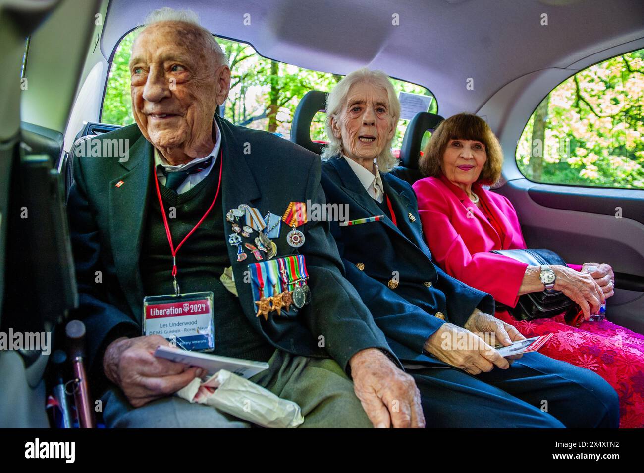 Wageningen, pays-Bas. 05 mai 2024. Des vétérans de la seconde Guerre mondiale sont vus attendre à l'intérieur d'un taxi noir pendant le défilé. Pendant la Journée de la libération, le défilé de libération (Bevrijdingsdefilé' en néerlandais) est organisé et réunit des vétérans et des successeurs militaires pour rendre hommage à tous ceux qui ont donné leur vie pendant la seconde Guerre mondiale et à la coopération militaire internationale. À l'avant du défilé se trouvaient douze vétérans britanniques qui se sont battus pour la liberté des Hollandais pendant la seconde Guerre mondiale. Crédit : SOPA images Limited/Alamy Live News Banque D'Images