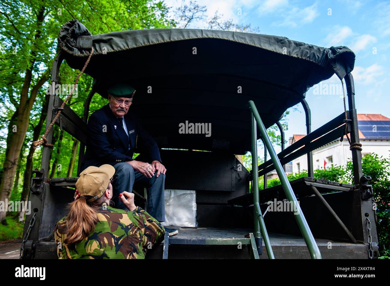 Wageningen, pays-Bas. 05 mai 2024. Un vétéran militaire est vu parler avec une femme pendant l'événement. Pendant la Journée de la libération, le défilé de libération (Bevrijdingsdefilé' en néerlandais) est organisé et réunit des vétérans et des successeurs militaires pour rendre hommage à tous ceux qui ont donné leur vie pendant la seconde Guerre mondiale et à la coopération militaire internationale. À l'avant du défilé se trouvaient douze vétérans britanniques qui se sont battus pour la liberté des Hollandais pendant la seconde Guerre mondiale. Crédit : SOPA images Limited/Alamy Live News Banque D'Images