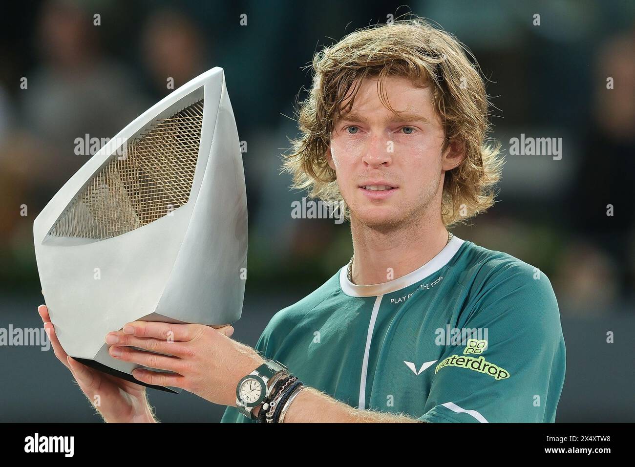 Andrey Rublev pose avec le trophée Mutua Madrid Open après sa victoire lors de la finale en simple masculin contre Felix Auger du Mutua Madrid Open Banque D'Images