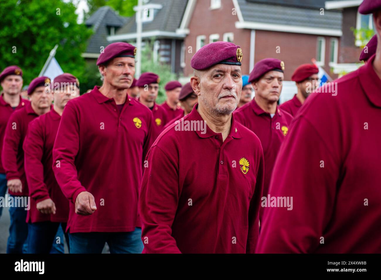 Wageningen, pays-Bas. 05 mai 2024. Pendant la Journée de la libération, le défilé de libération (Bevrijdingsdefilé' en néerlandais) est organisé et réunit des vétérans et des successeurs militaires pour rendre hommage à tous ceux qui ont donné leur vie pendant la seconde Guerre mondiale et à la coopération militaire internationale. À l'avant du défilé se trouvaient douze vétérans britanniques qui se sont battus pour la liberté des Hollandais pendant la seconde Guerre mondiale. (Photo par /Sipa USA) crédit : Sipa USA/Alamy Live News Banque D'Images